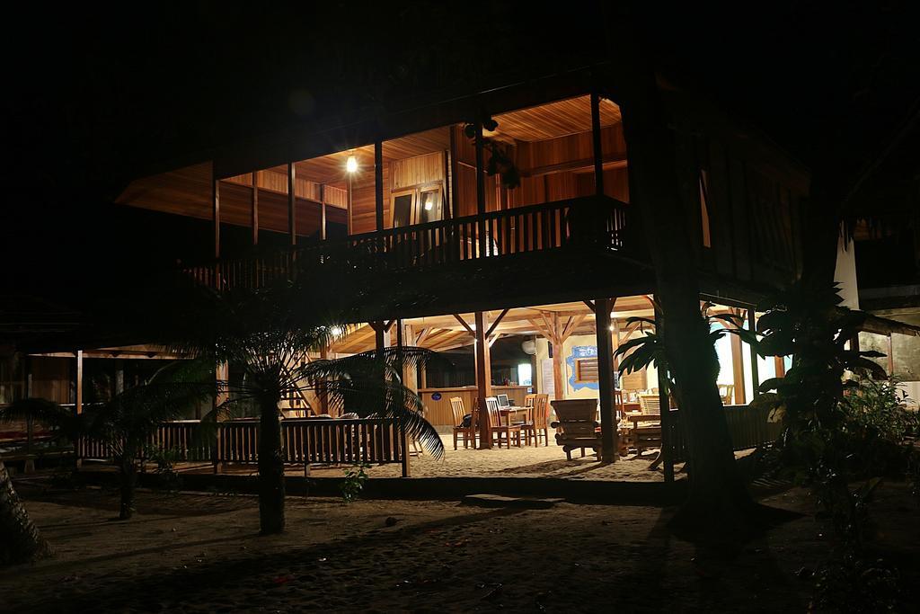Onong Resort Siladen Island Room photo