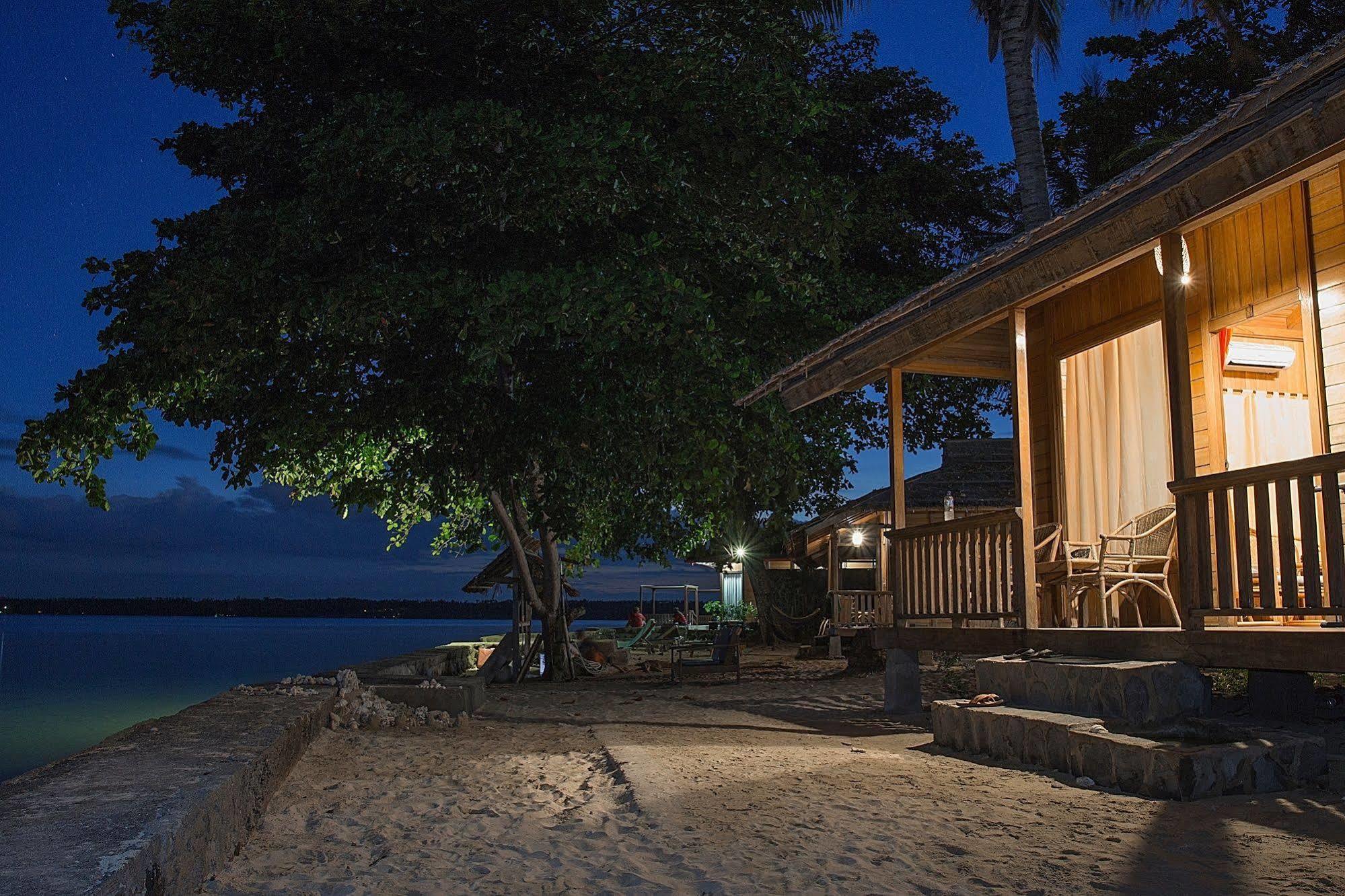 Onong Resort Siladen Island Exterior photo
