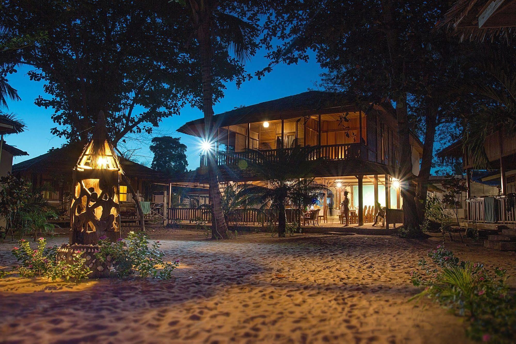 Onong Resort Siladen Island Exterior photo