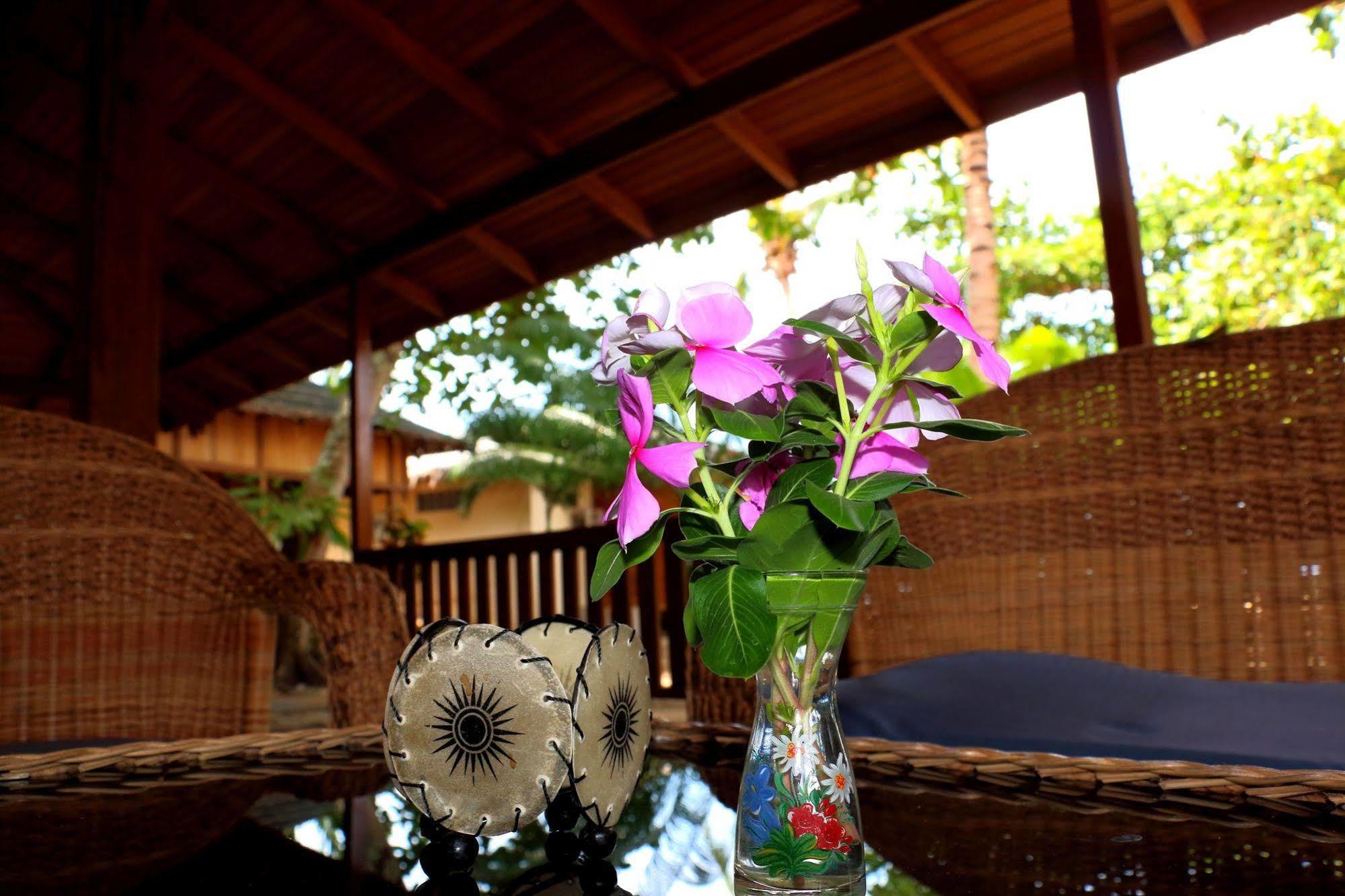 Onong Resort Siladen Island Exterior photo