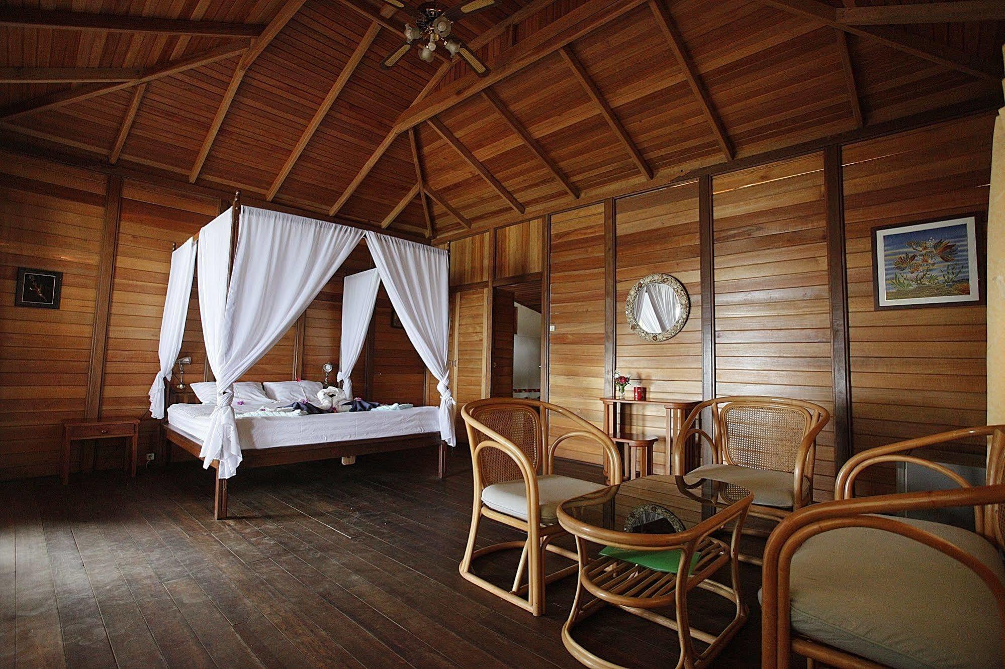 Onong Resort Siladen Island Exterior photo