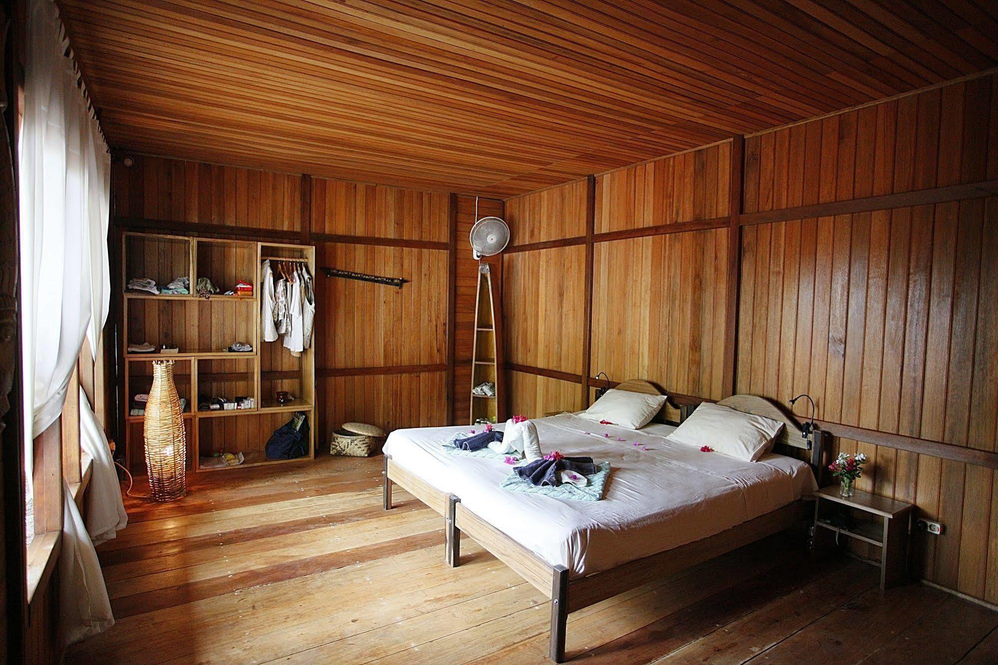 Onong Resort Siladen Island Exterior photo