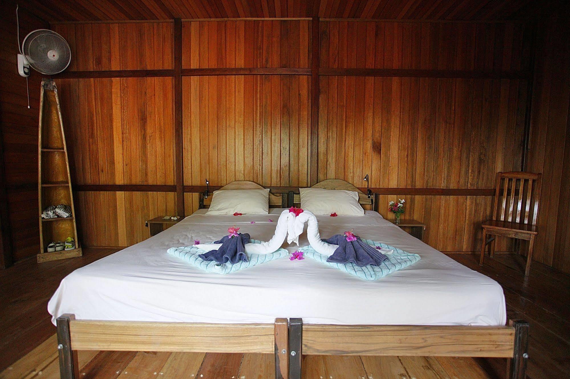 Onong Resort Siladen Island Exterior photo