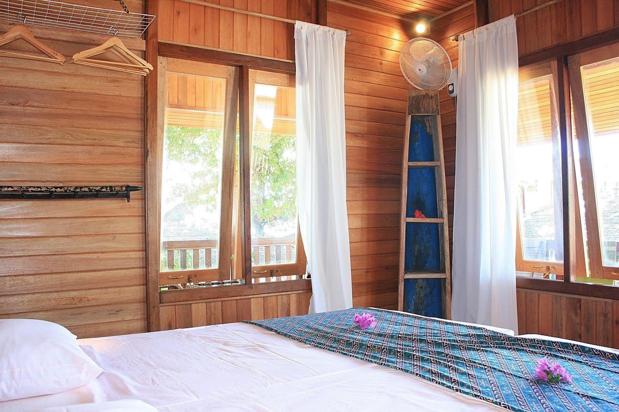 Onong Resort Siladen Island Exterior photo