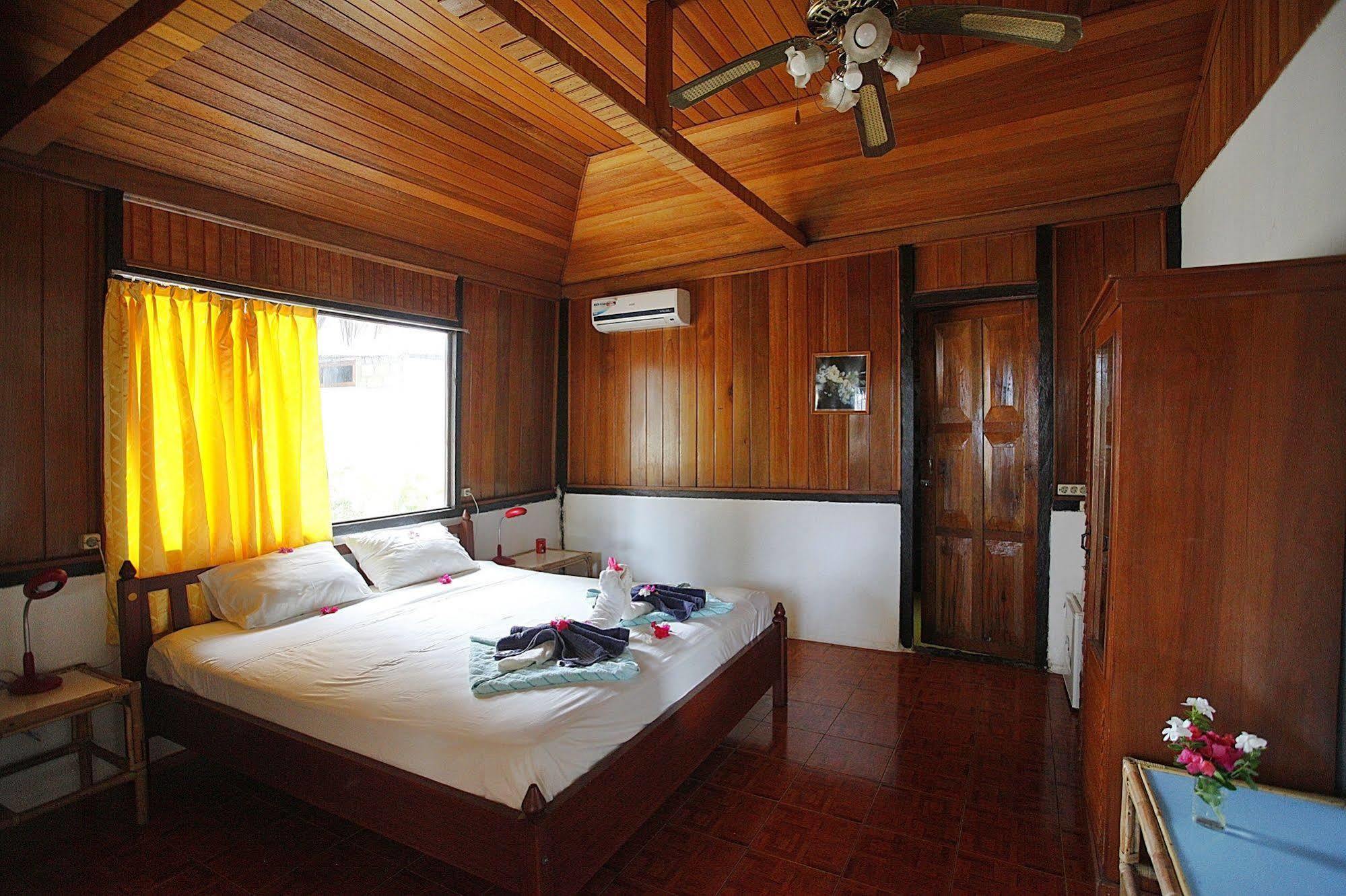 Onong Resort Siladen Island Exterior photo