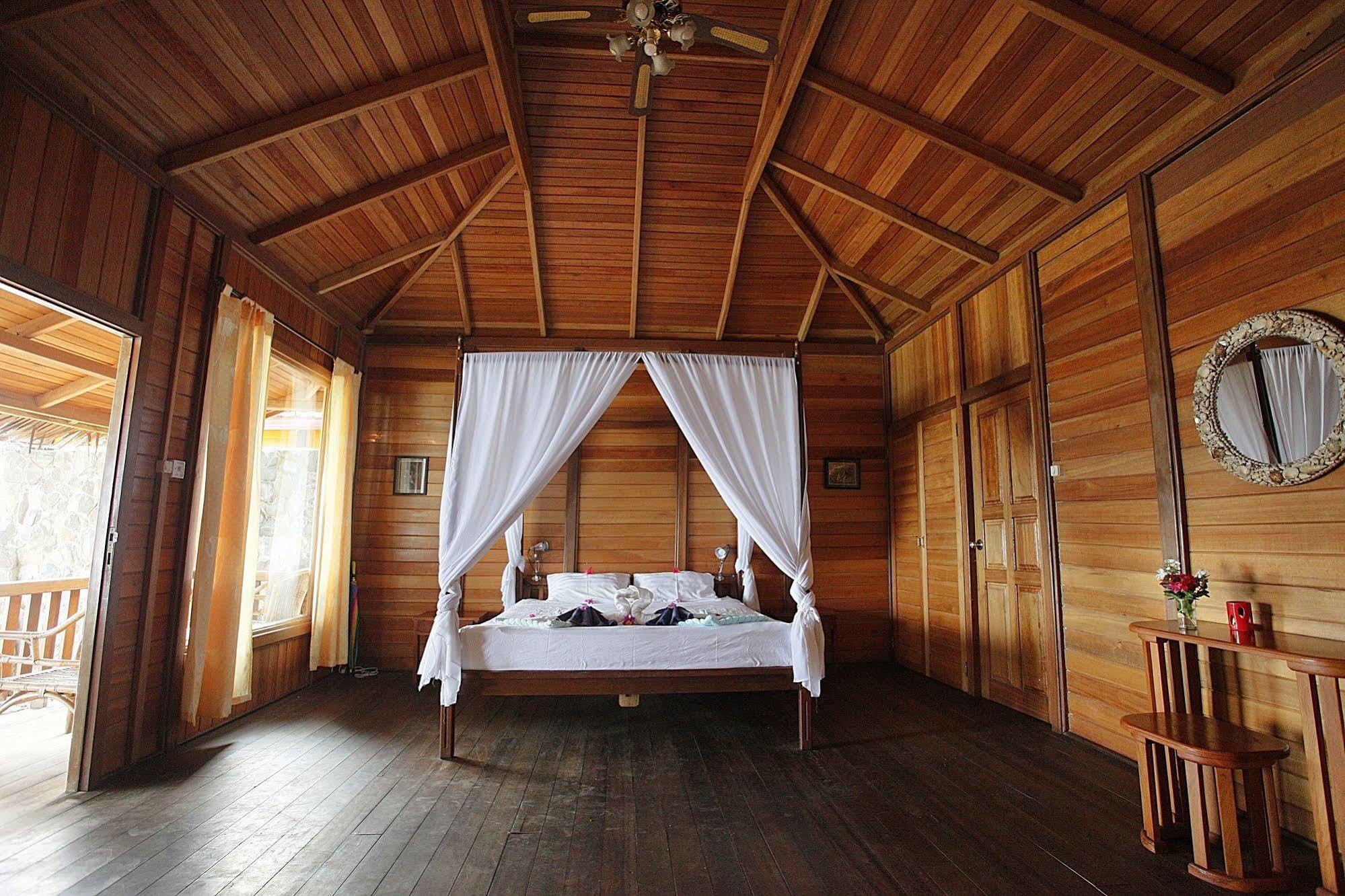 Onong Resort Siladen Island Exterior photo