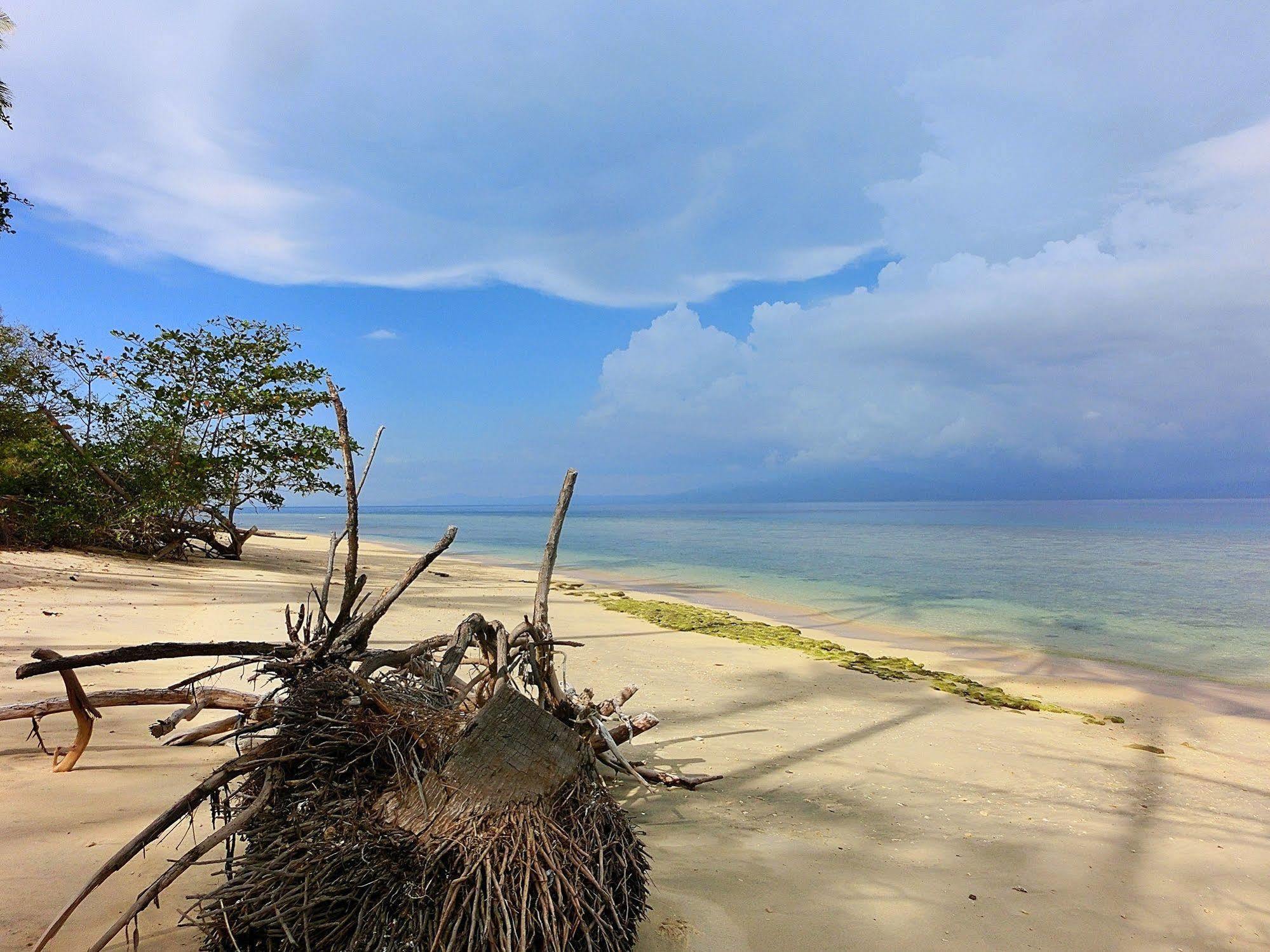 Onong Resort Siladen Island Exterior photo