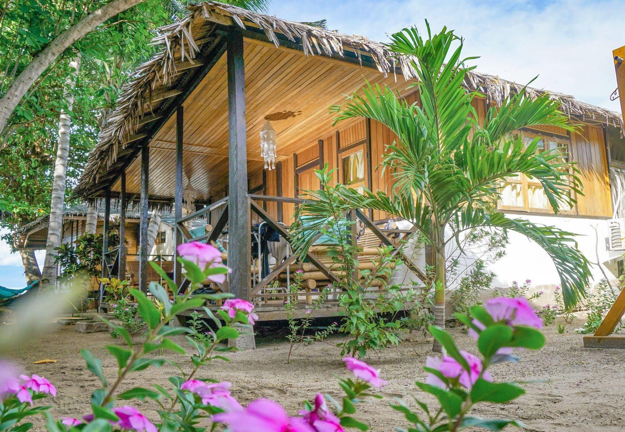 Onong Resort Siladen Island Exterior photo