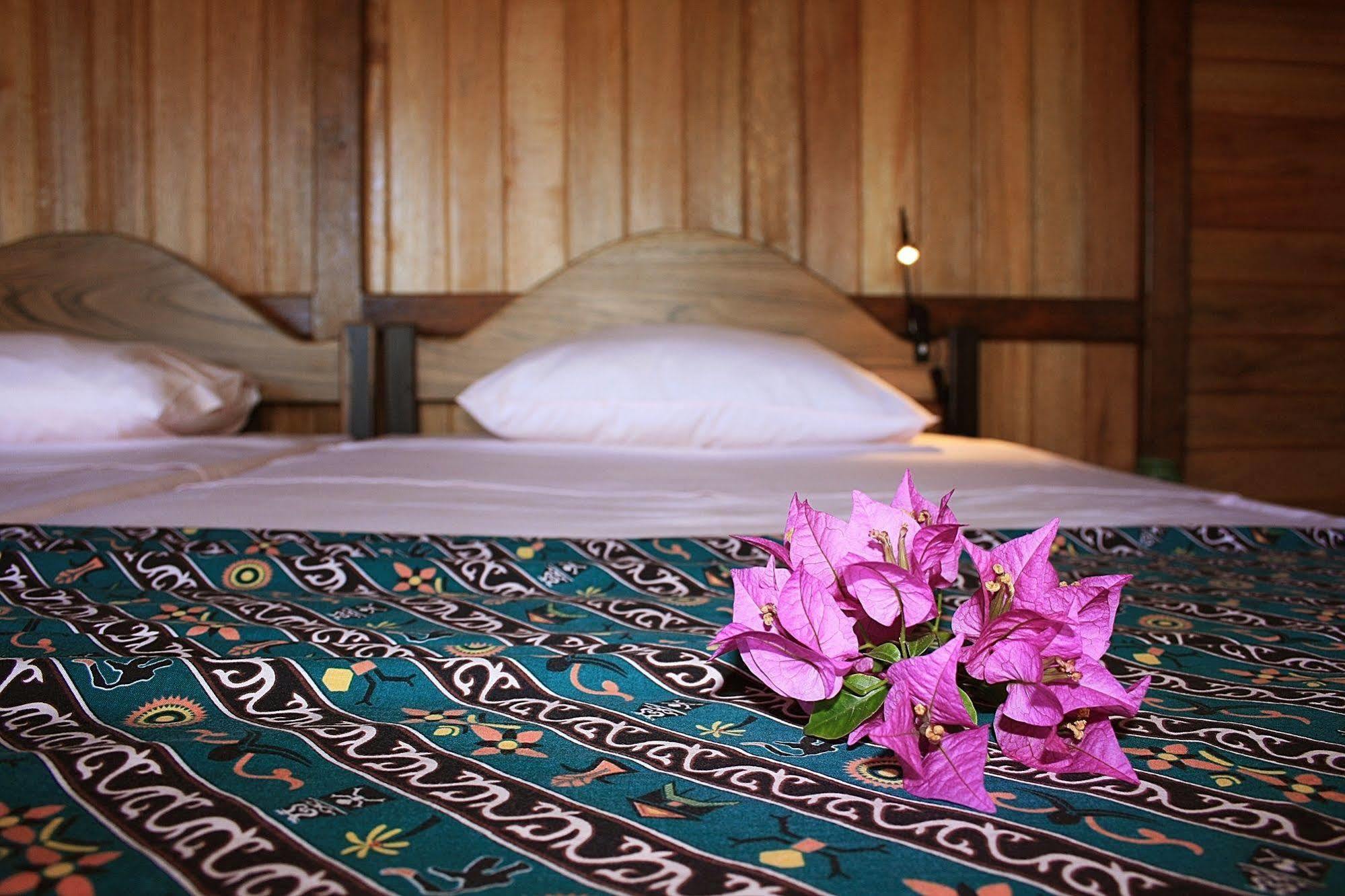 Onong Resort Siladen Island Exterior photo