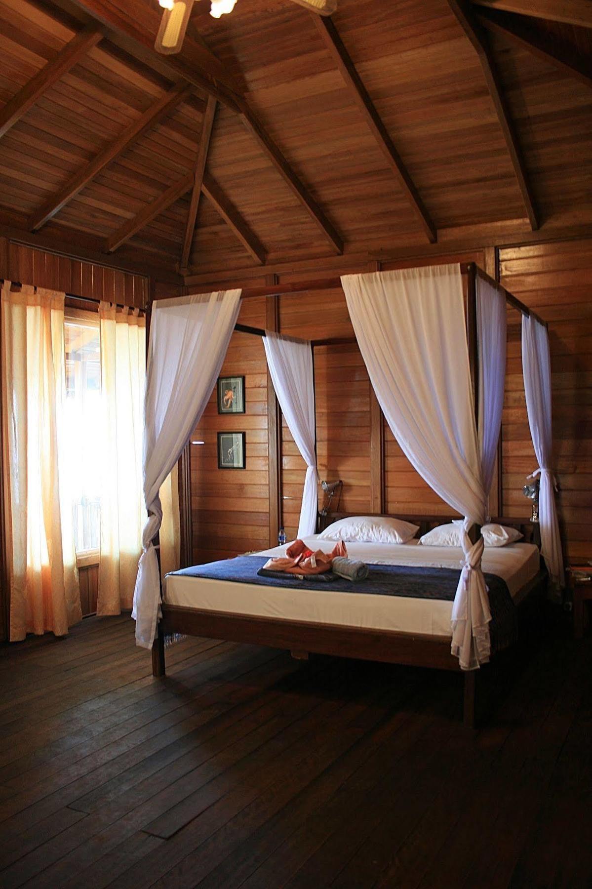 Onong Resort Siladen Island Exterior photo