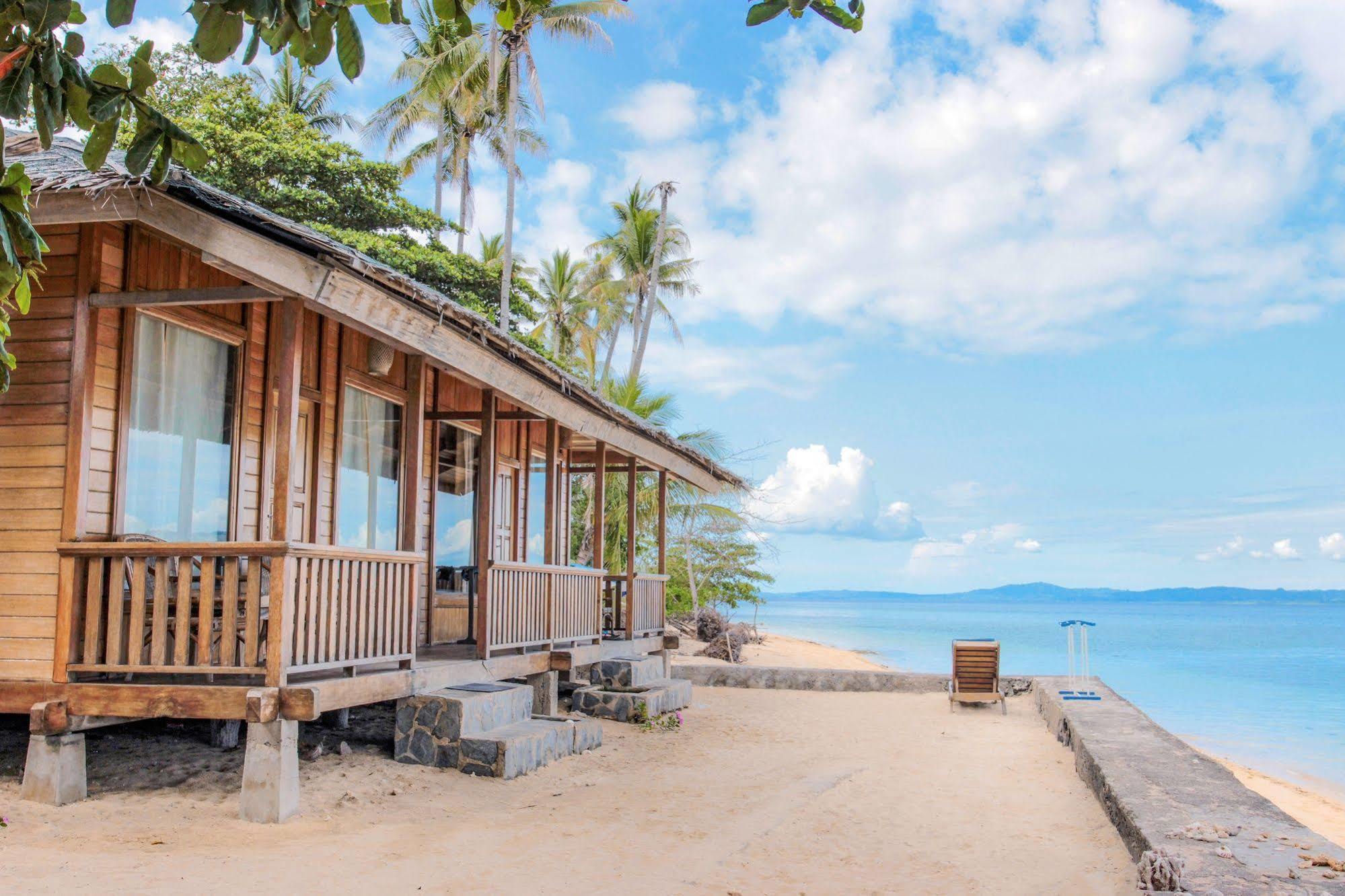 Onong Resort Siladen Island Exterior photo