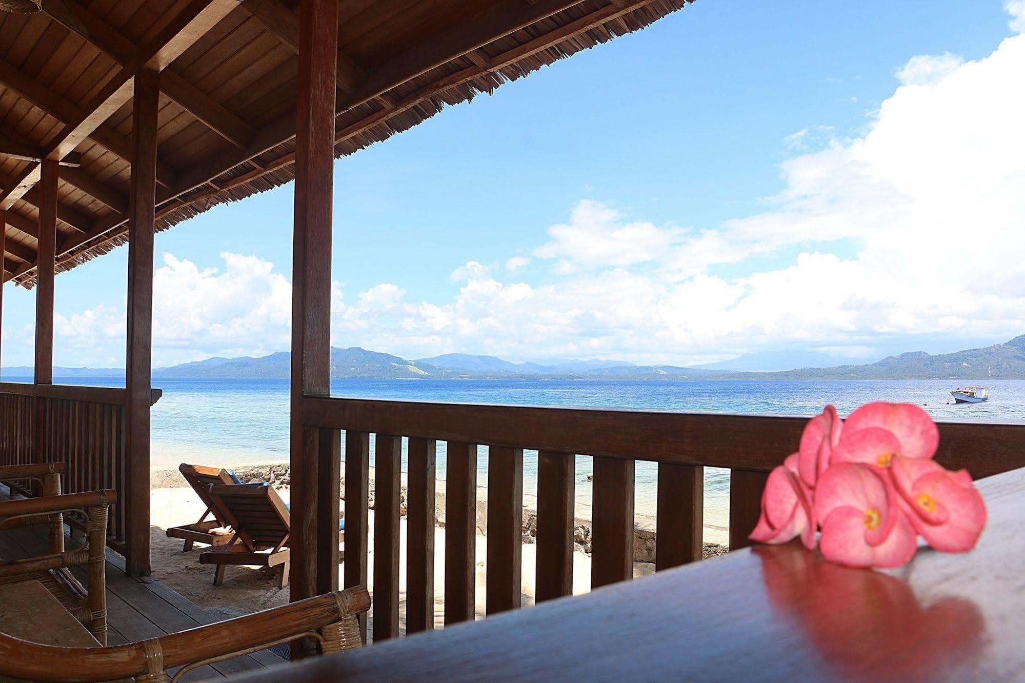Onong Resort Siladen Island Exterior photo