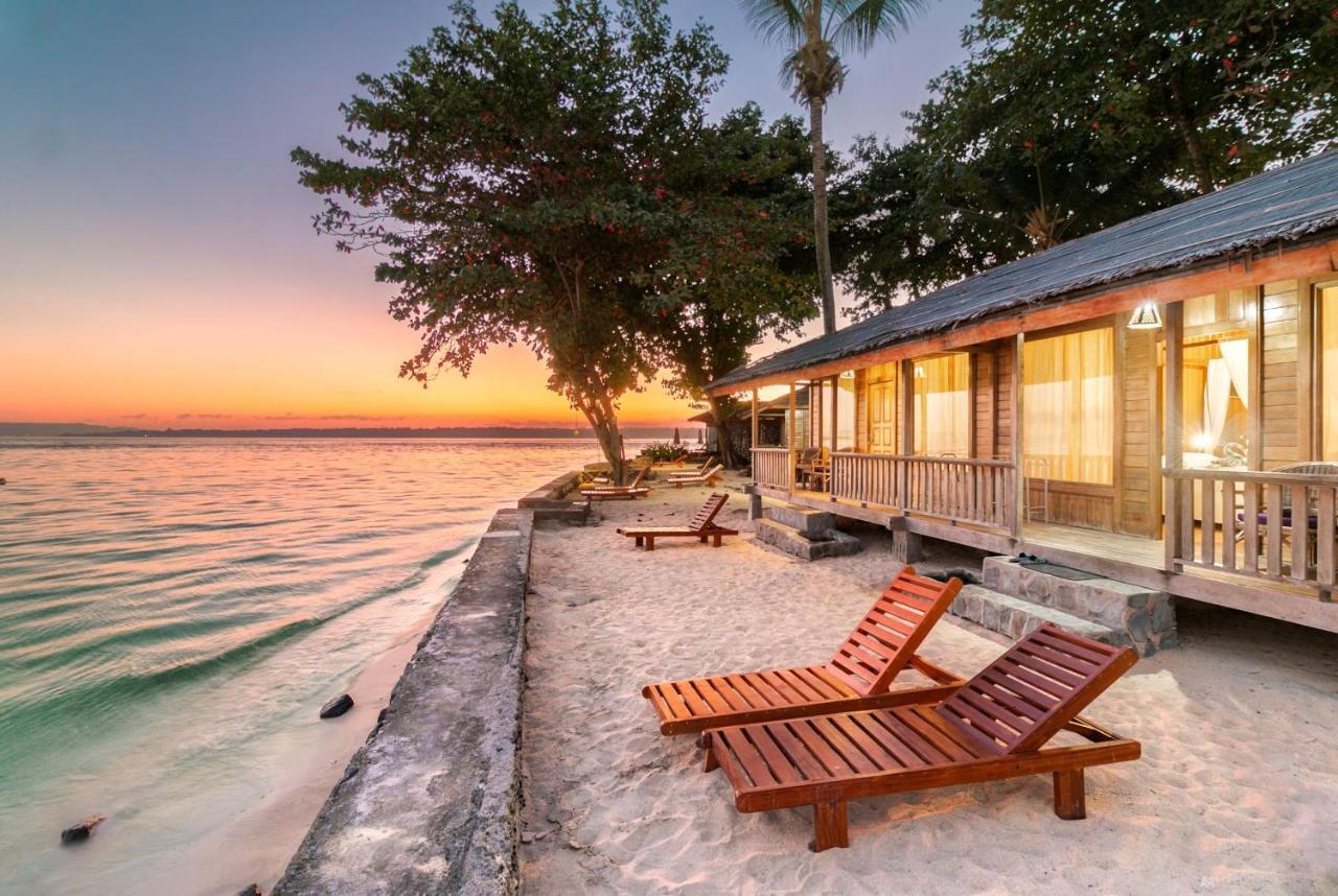 Onong Resort Siladen Island Exterior photo