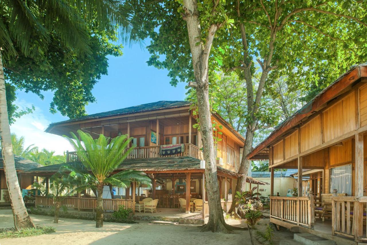 Onong Resort Siladen Island Exterior photo
