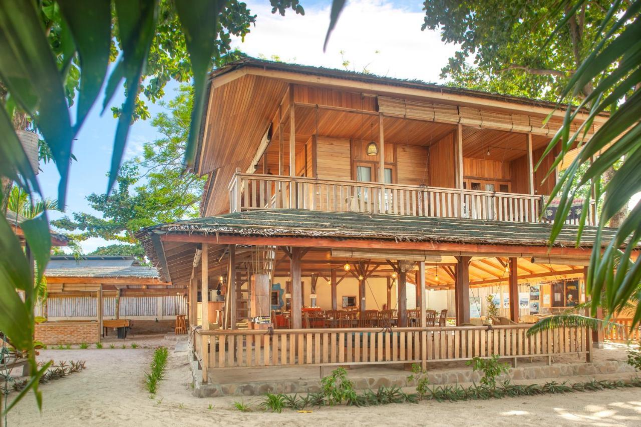 Onong Resort Siladen Island Exterior photo